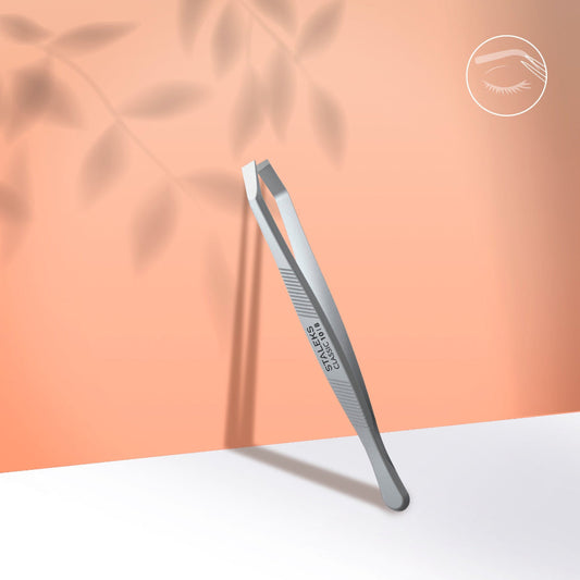 Pensetă pentru sprâncene STALEKS CLASSIC TC-10/8, cu vârf lat și drept și formă ergonomică CRAB, prezentată în ambalajul original transparent.