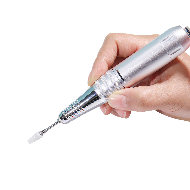 Mandrina metalica usoara si ergonomica, cu sistem rapid Twist-Lock, tinuta in mana pentru prezentarea constructiei fara vibratii.