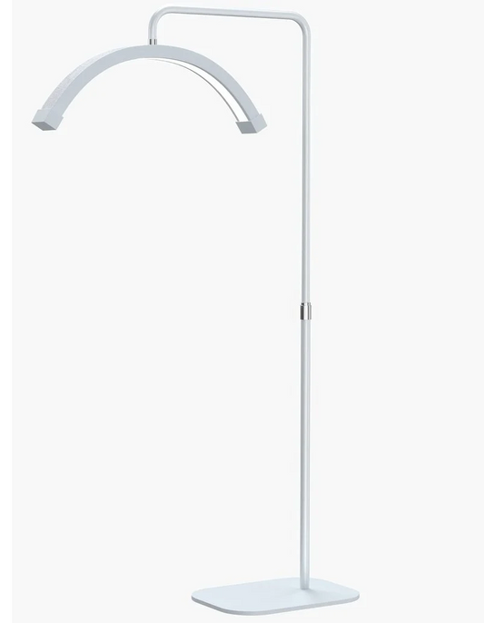 Lampa profesionala LED in forma de semiluna, de culoare alba, cu stativ reglabil si baza stabila pentru saloane de infrumusetare.