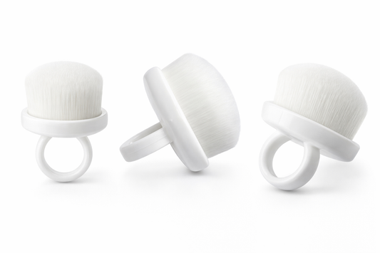 Trei perii de praf pentru unghii model Ring Brush de culoare alba, prezentate din unghiuri diferite pe fundal alb pentru a evidentia inelul si perii densi.