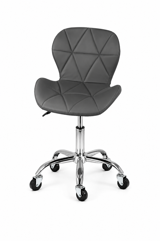 Vedere frontala a scaunului cosmetic gri, punand in valoare modelul geometric de cusaturi in forma de diamant de pe spatar.