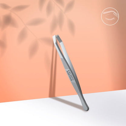 Pensetă pentru sprâncene STALEKS CLASSIC TC-10/8, cu vârf lat și drept și formă ergonomică CRAB, prezentată în ambalajul original transparent.