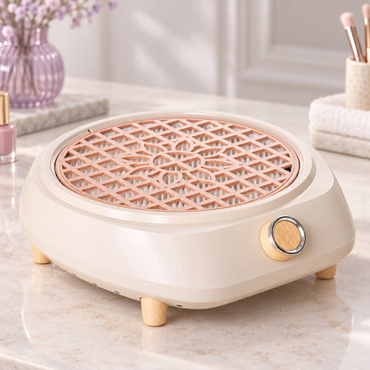 Aspirator manichiură BQ-858-15 crem, cu grilă roz-pudră, așezat pe masa de manichiură într-un salon.