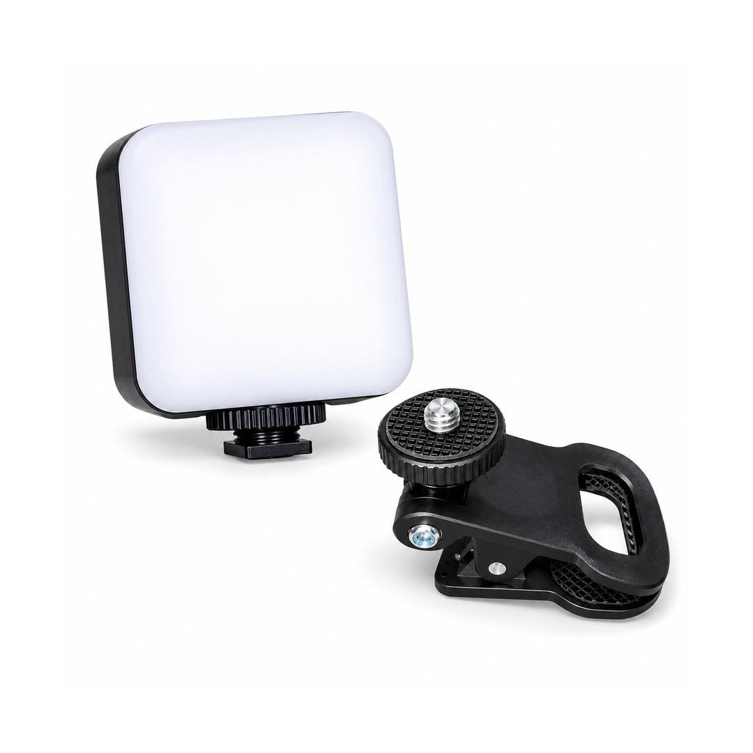 Lampă LED compactă pentru fotografii și filmări, prezentată alături de clema detașabilă, cu șurub de fixare, articulație reglabilă și suprafețe interioare texturate.
