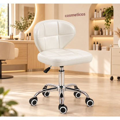 Scaun NOVA alb cu spătar capitonat și bază cromată cu cinci roți, prezentat într-un salon luminos, lângă postul de lucru.
