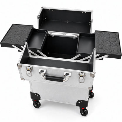 Geanta troler profesionala argintie deschisa, cu 4 tavite extensibile dispuse lateral pe doua niveluri, interior negru si compartiment central adanc pentru truse si cosmetice. Tavitele superioare au insertii din spuma pentru organizarea recipientelor, iar baza este prevazuta cu roti pivotante.