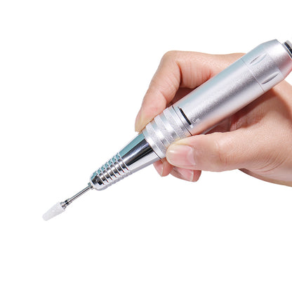 Mandrina metalica usoara si ergonomica, cu sistem rapid Twist-Lock, tinuta in mana pentru prezentarea constructiei fara vibratii.