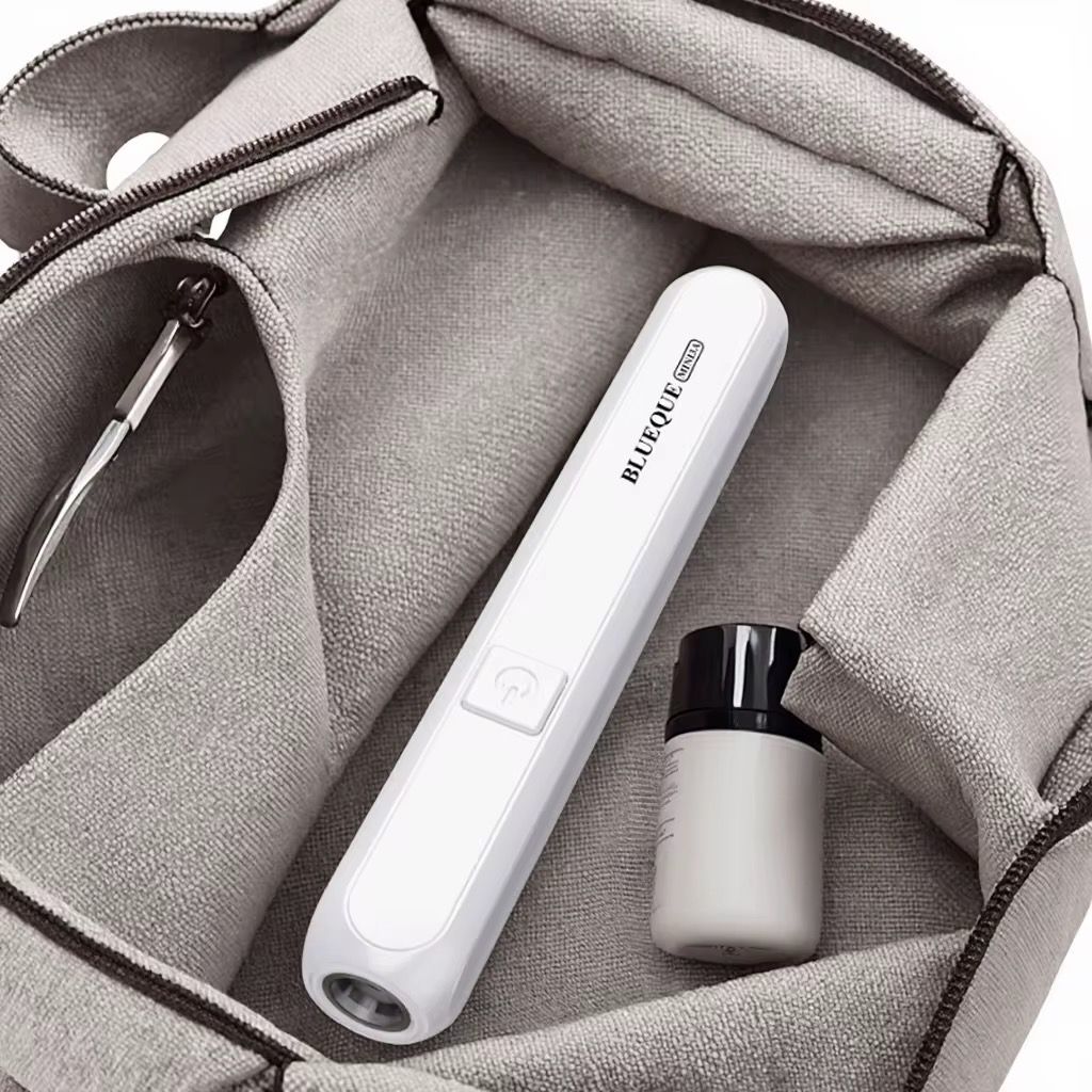 Lampa MINI3A prezentata alaturi de accesorii pentru manichiura si transport