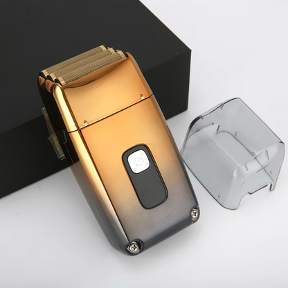 Aparat de Ras Shaver & Trimmer Profesional Hatteker | 3 Lame, Display LED, 7500 RPM pozitionat usor inclinat, avand capacul de protectie transparent asezat in partea dreapta.