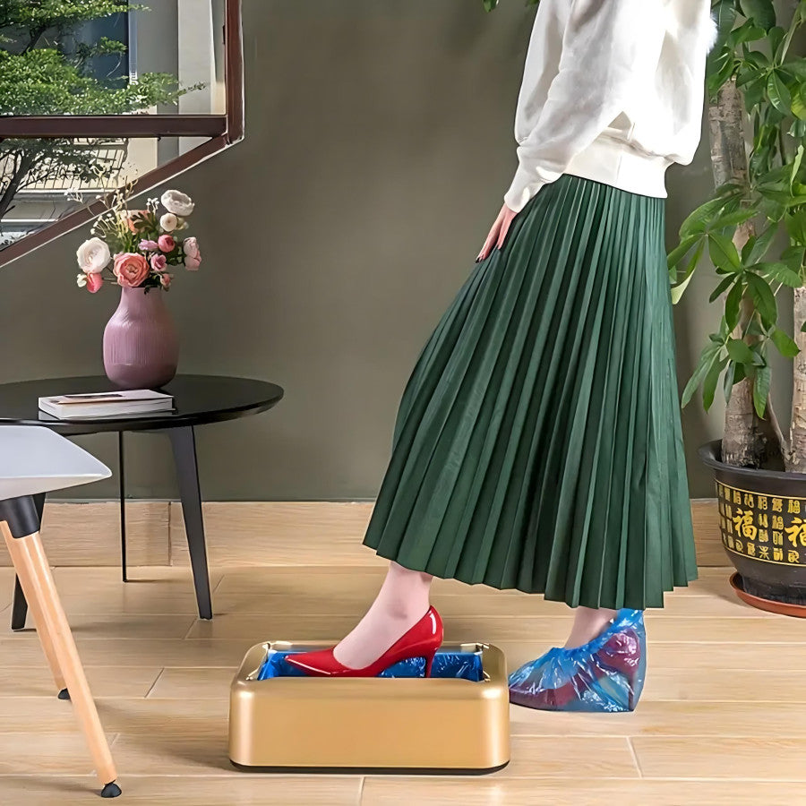 O femeie aflata intr-o receptie eleganta de salon care isi aplica pe pantof un botoseu albastru folosind dispenserul mecanic auriu.