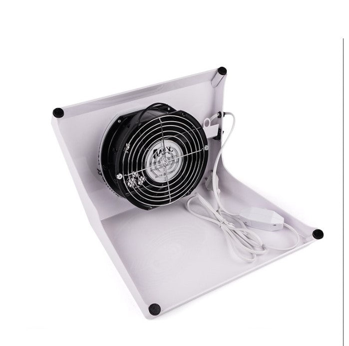 Vedere pe dedesubt a aspiratorului alb, aratand ventilatorul masiv si grila de protectie Ideal Beauty.