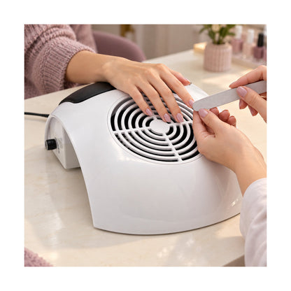 Aspirator de praf pentru unghii BQ-607 alb, folosit la masa de manichiură în timpul pilirii cu freza electrică, cu mâna sprijinită pe suportul negru și unghiile poziționate deasupra grilei circulare de aspirare.