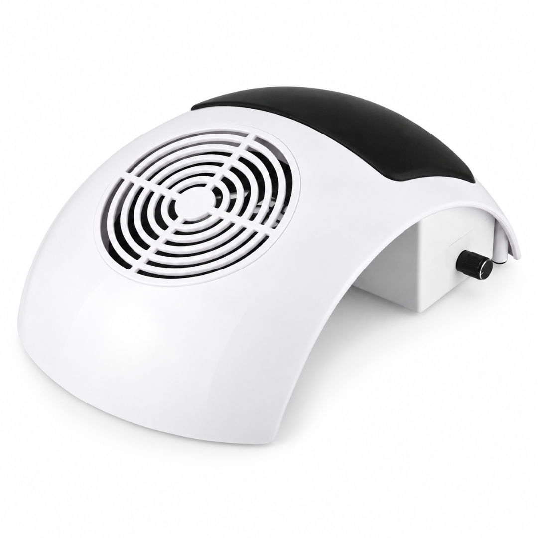 Aspirator de praf pentru unghii BQ-607, 80W, alb, văzut din unghi, cu grilă circulară de aspirare, suport negru pentru mână și buton lateral pentru reglarea vitezei, destinat mesei de manichiură.