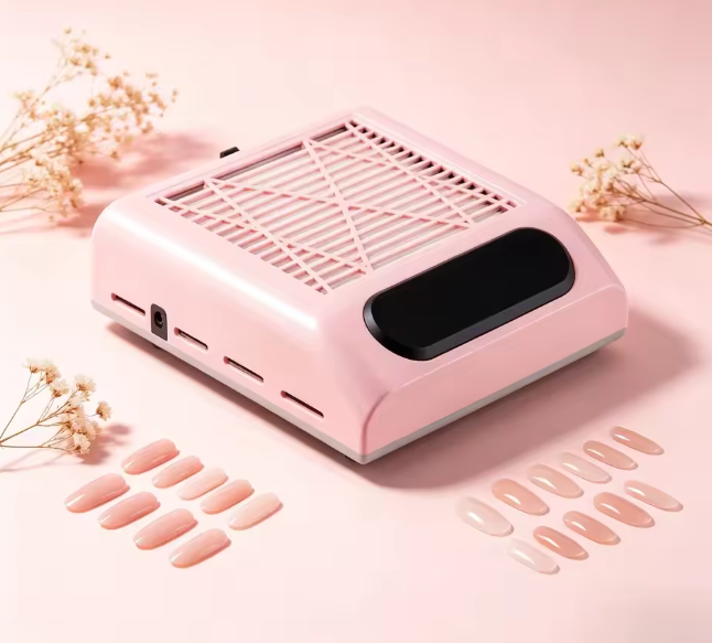 Colector de praf roz pentru manichiura de 80W prezentat alaturi de modele de unghii si tipsuri.