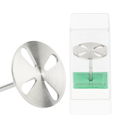 Cap freza disc metalic pentru pedichiura de 25 mm marime L, prezentat de aproape si ambalat in cutie transparenta de protectie.
