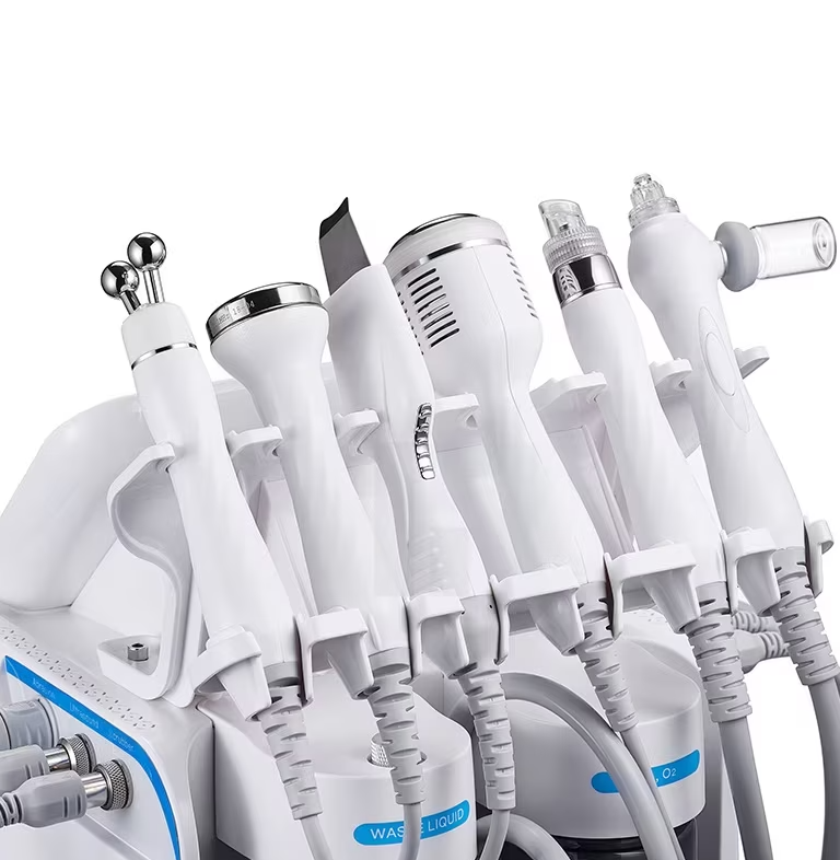 Detaliu macro cu cele sase aplicatoare si sonde de lucru din plastic alb ale combinei cosmetice Hydrafacial 7 in 1.