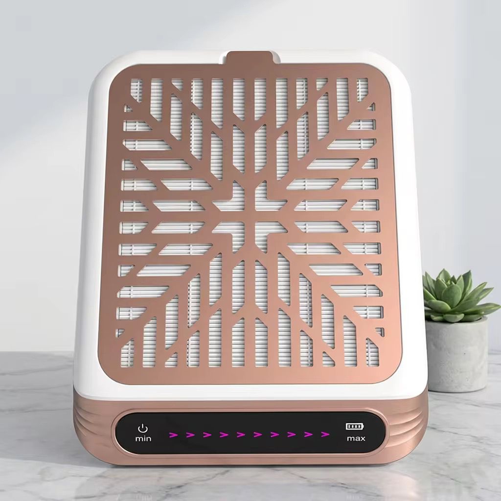 Vedere de sus a aspiratorului patrat cu grila metalica rose gold si ecranul digital negru pozitionat la baza aparatului.