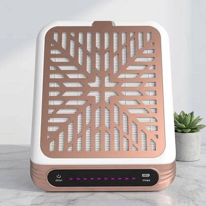 Vedere de sus a aspiratorului patrat cu grila metalica rose gold si ecranul digital negru pozitionat la baza aparatului.