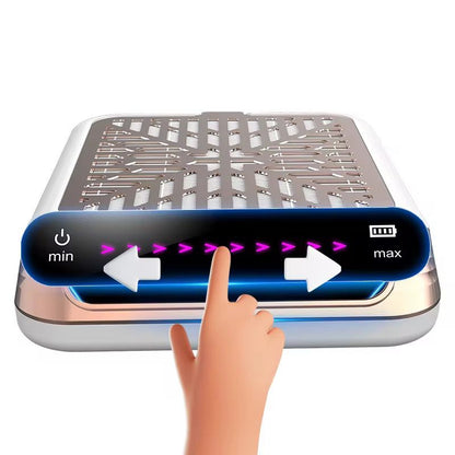 Ecranul digital iluminat al aspiratorului rose gold, care indica nivelul de incarcare al bateriei si treapta de viteza a ventilatorului.