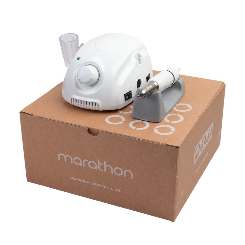Freza profesionala pentru manichiura Marathon 3 Champion asamblata complet si expusa deasupra cutiei sale maro de carton cu branding vizibil.