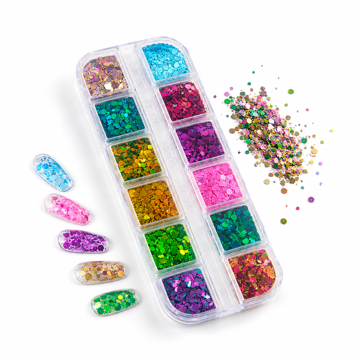 Caseta transparenta cu 12 compartimente pline cu paiete si glitter holografic multicolor, avand mostre imprastiate si particule decorative aplicate pe unghii false tip tips in stanga