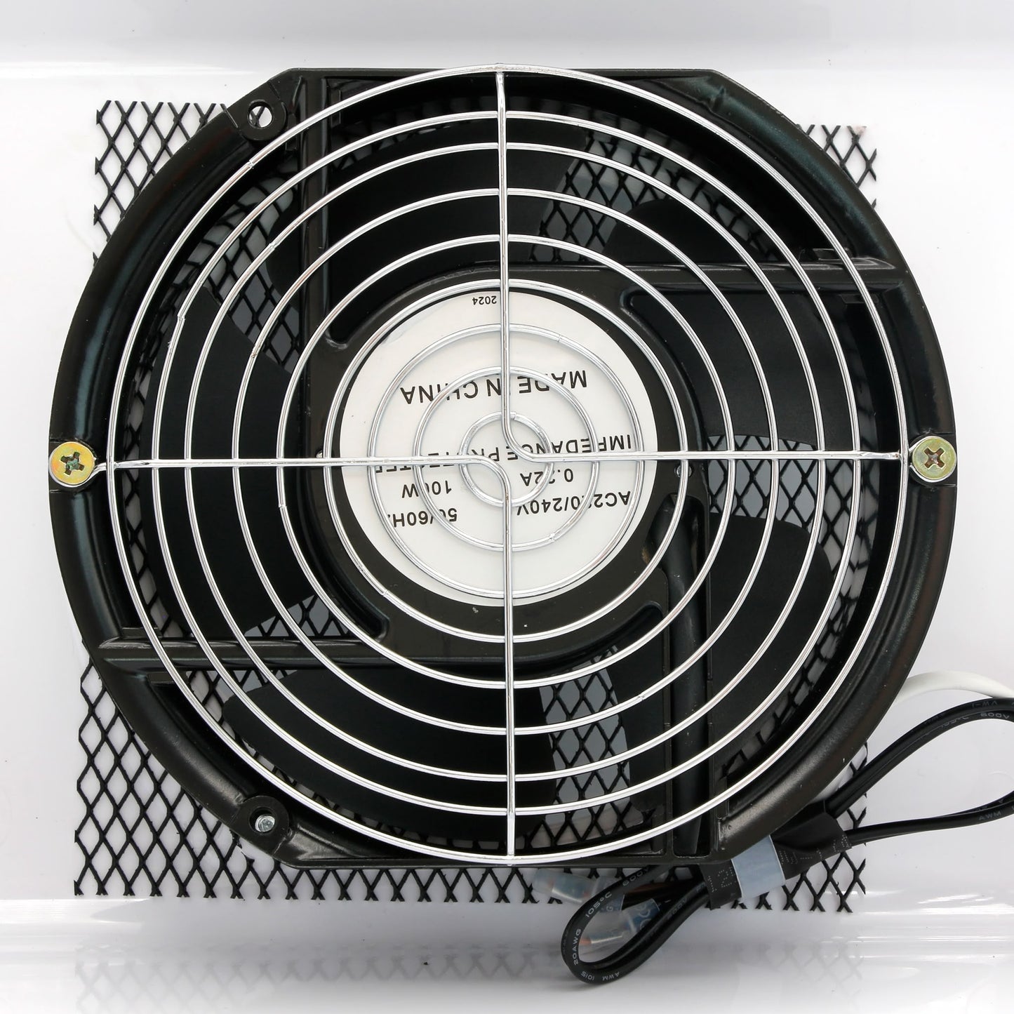 Privire indeaproape la ventilatorul si elicea puternica de 100W protejata de grila metalica circulara Ideal Beauty.