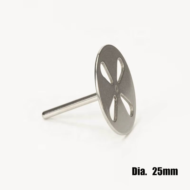 Vedere din profil a discului metalic perforat pentru pedichiura cu freza electrica, diametru 25 mm.
