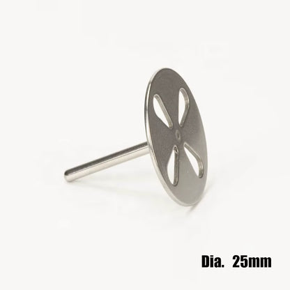 Vedere din profil a discului metalic perforat pentru pedichiura cu freza electrica, diametru 25 mm.