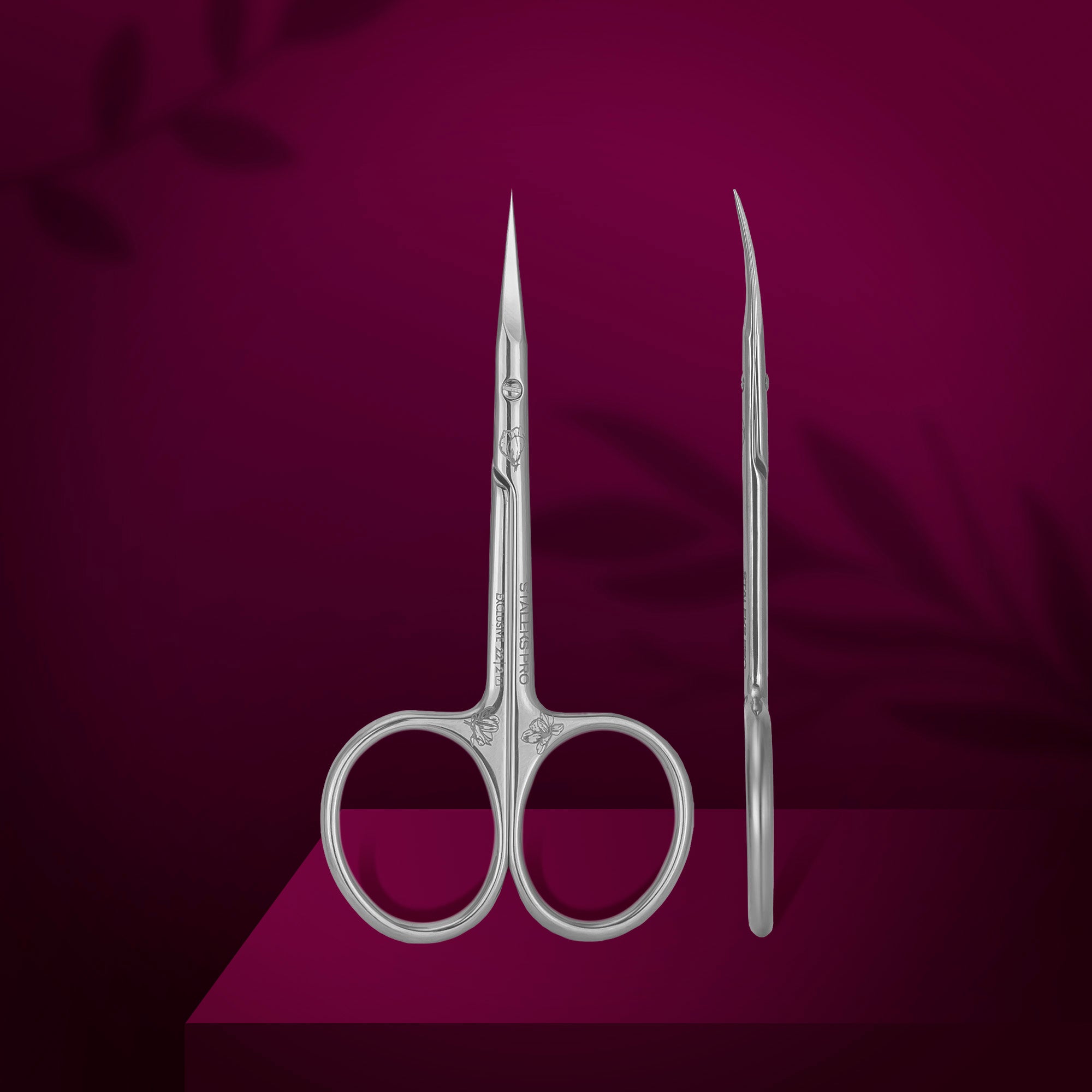 Forfecuță profesională pentru cuticule STALEKS EXCLUSIVE 22 TYPE 2 SX-22/2M, cu mânere scurtate și vârfuri subțiate, prezentată din față și lateral pe fundal vișiniu.