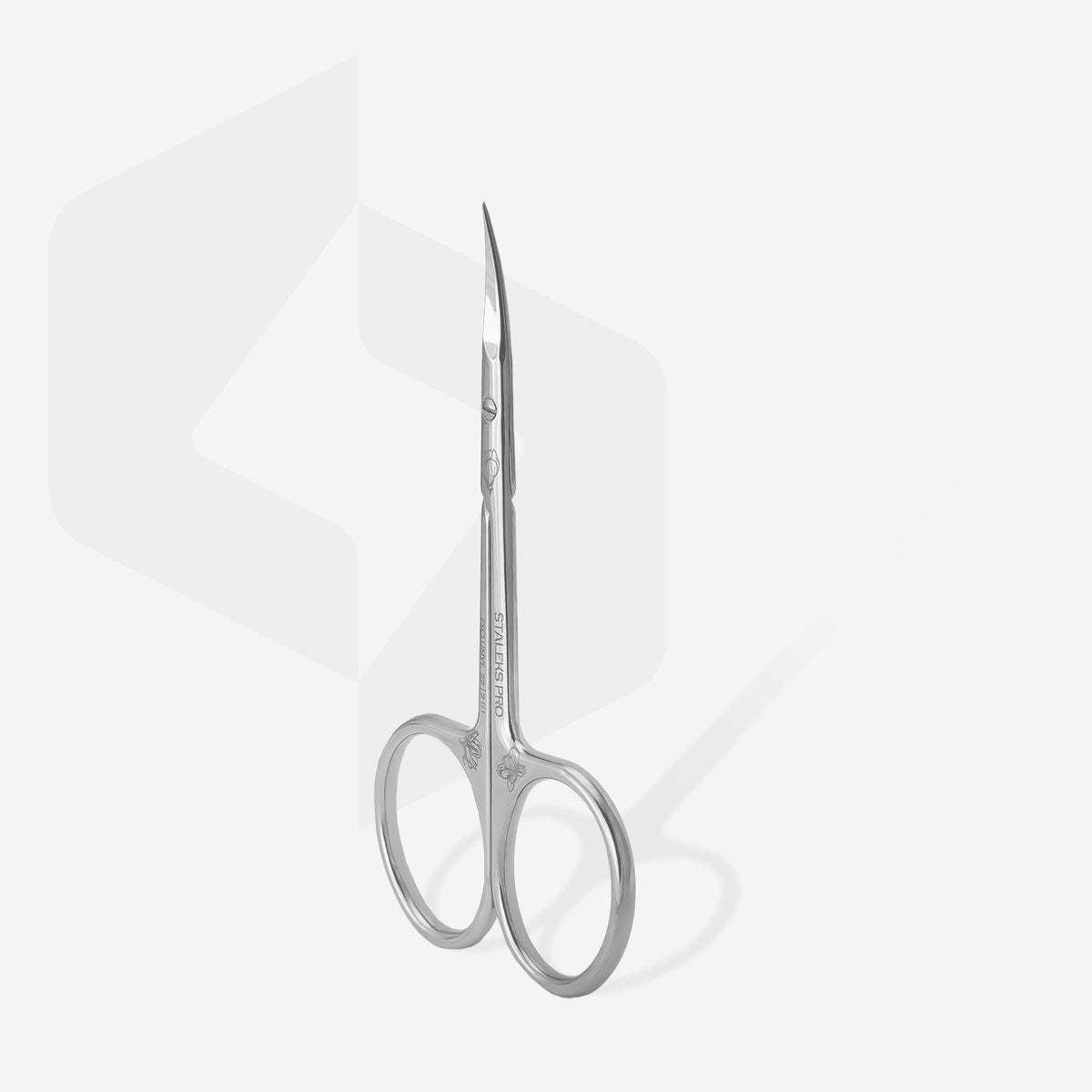 Forfecuță pentru cuticule STALEKS EXCLUSIVE SX-22/2M, cu lame curbate de 24,5 mm, mânere drepte scurtate și finisaj lucios, prezentată integral pe fundal deschis.