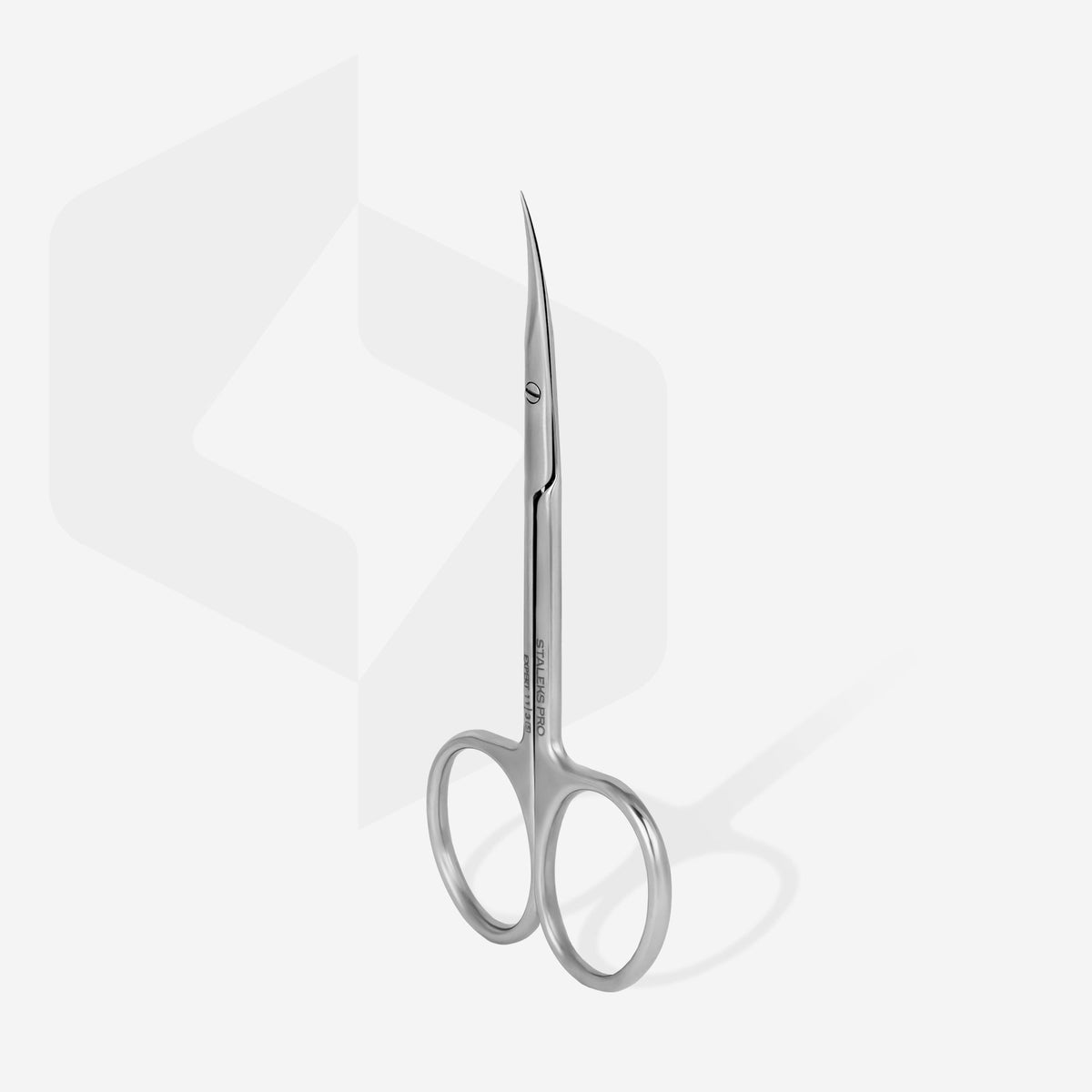 Forfecuță pentru cuticule STALEKS EXPERT SE-11/3 pentru mâna stângă, cu mânere drepte scurtate, inele standard și lame subțiri cu o curbură clasică.
