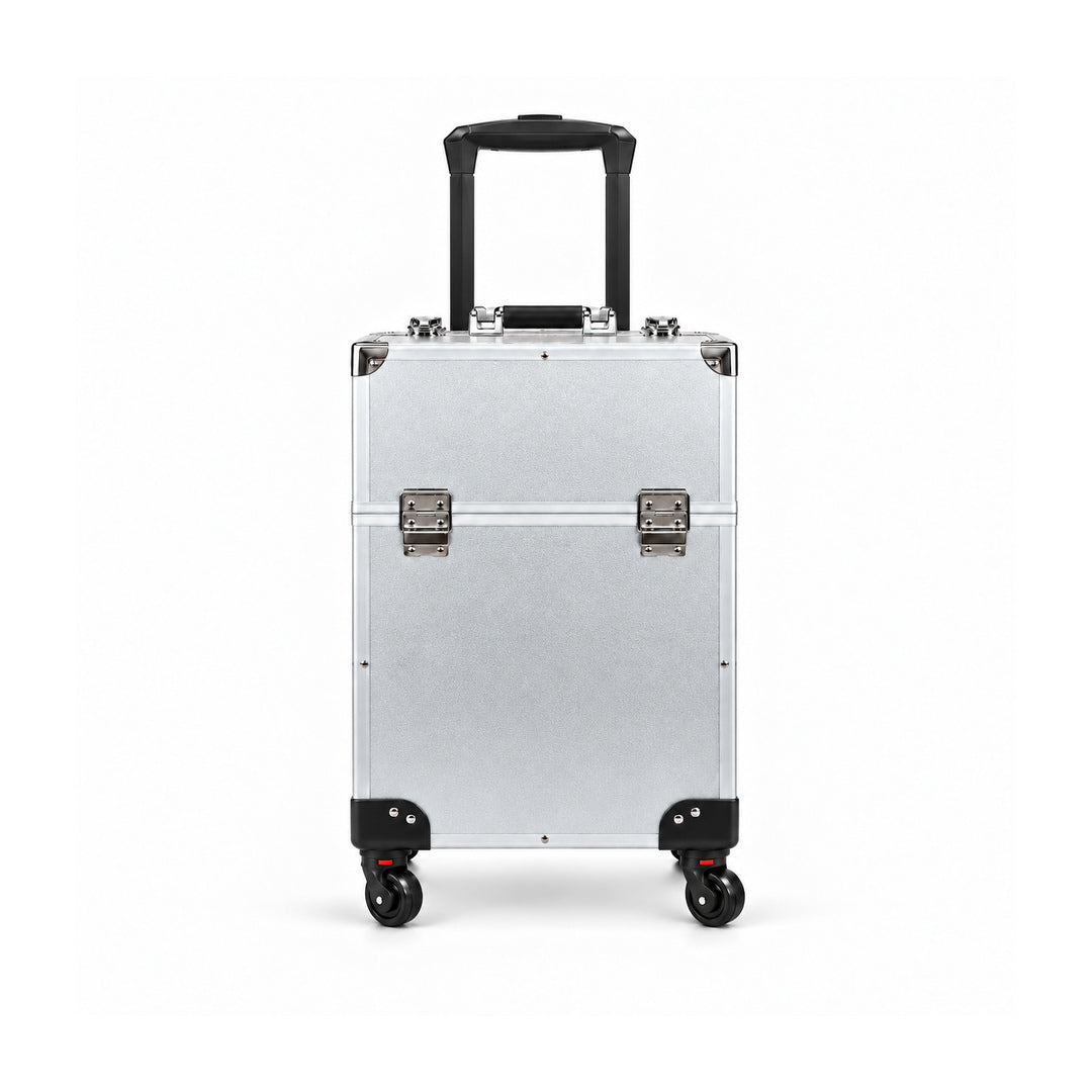 Geanta troler pentru cosmetice silver, vedere frontala cu manerul telescopic extins, exterior argintiu texturat, rama metalica cu colturi patrate, maner superior de transport, protectii negre la baza si 4 roti pivotante.