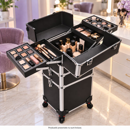 Geanta troler make-up profesionala neagra, deschisa intr-un salon langa o oglinda iluminata, cu pensule, palete, farduri si fonduri de ten organizate in tavitele extensibile si spatiul central. Produsele cosmetice sunt folosite doar pentru prezentare si nu sunt incluse.