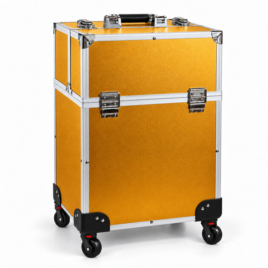 Geanta troler make-up profesionala aurie pentru organizarea si transportul cosmeticelor, vedere din unghi, cu exterior texturat, rama metalica argintie, colturi drepte, inchideri metalice, maner superior si roti pivotante negre cu frane.
