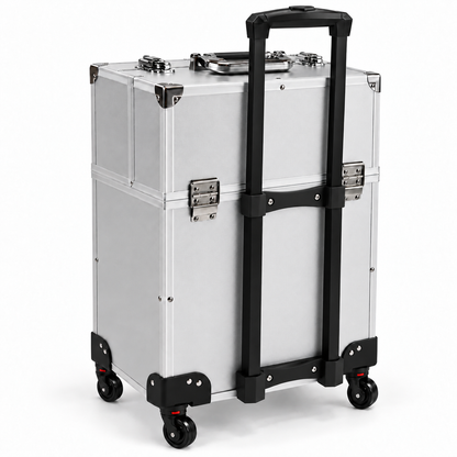 Geanta troler make-up argintie, vedere din spate cu maner telescopic ridicat, doua sine negre si traverse de fixare. Organizator mobil pentru cosmetice si accesorii beauty, cu rama metalica, protectii la baza si roti pivotante cu frane rosii.