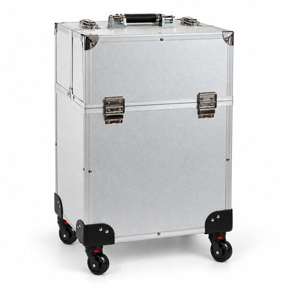 Geanta troler make-up profesionala argintie pentru organizarea si transportul cosmeticelor, vedere din fata si lateral, cu exterior texturat, colturi drepte, rama metalica, doua inchideri cromate, maner superior si roti pivotante negre cu frane rosii.