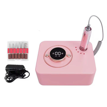 Kit complet freza de unghii roz BQ-107, alaturi de incarcatorul de priza si setul de capete diamantate cu cilindri abrazivi.