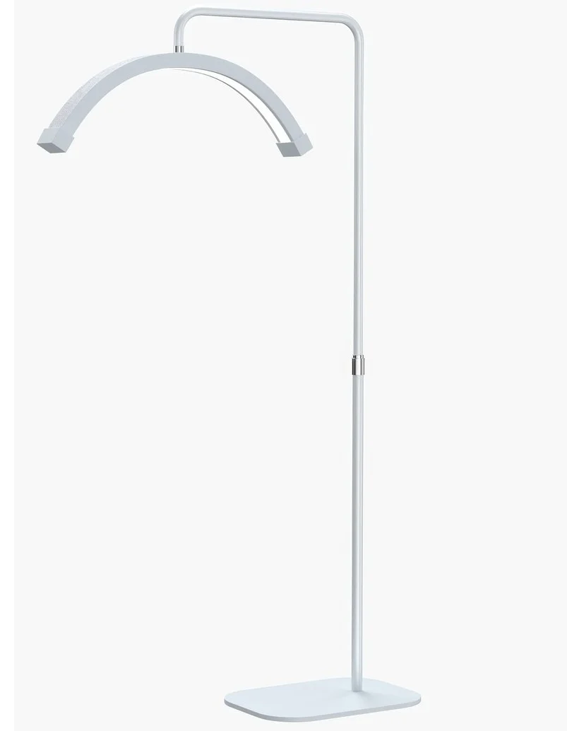 Lampa profesionala LED in forma de semiluna, de culoare alba, cu stativ reglabil si baza stabila pentru saloane de infrumusetare.