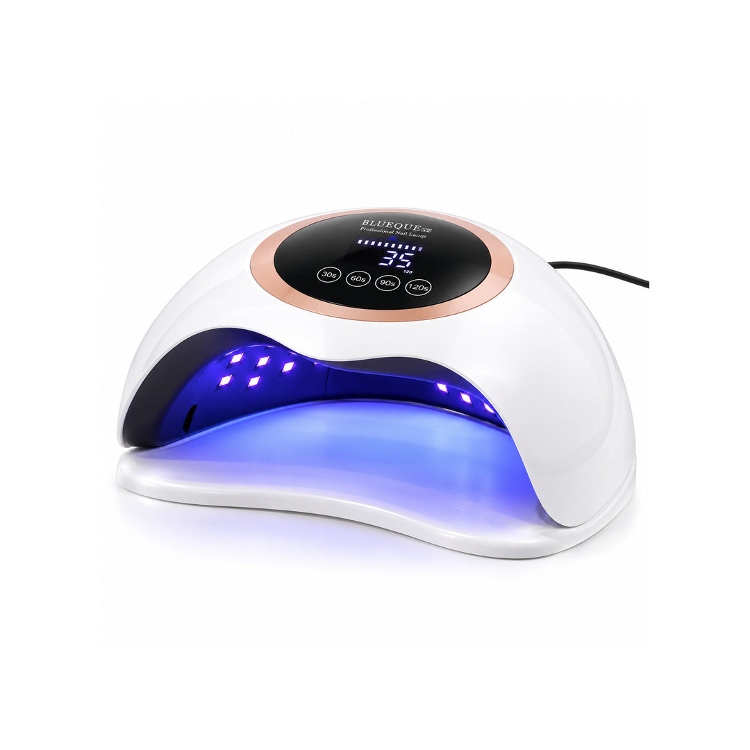 Lampa UV LED pentru unghii BQ V2 168W, vedere din unghi, cu carcasa alba, panou digital negru cu rama rose gold, deschidere larga pentru doua maini, baza detasabila si LED-uri aprinse.