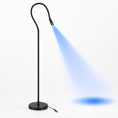 Lampă UV LED pentru extensii de gene, neagră, cu stativ de podea, braț flexibil neted și cap cu inel auriu, aprinsă pe fundal alb.