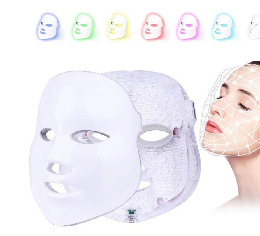 Masca LED pentru fata si gat inclusa in combina Hydrafacial, ilustrata alaturi de cele 7 culori si lungimi de unda pentru fotostimulare.