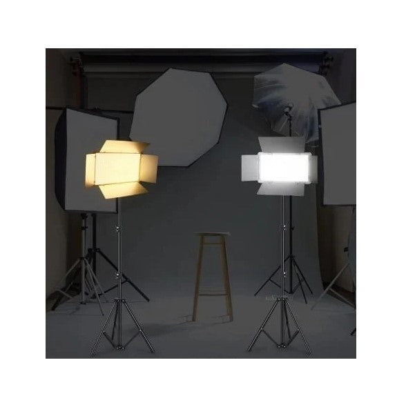 Doua panouri LED aprinse intr-un studio foto, unul redand o lumina calda galbena si celalalt o lumina rece alba, demonstrand functia bi-color.