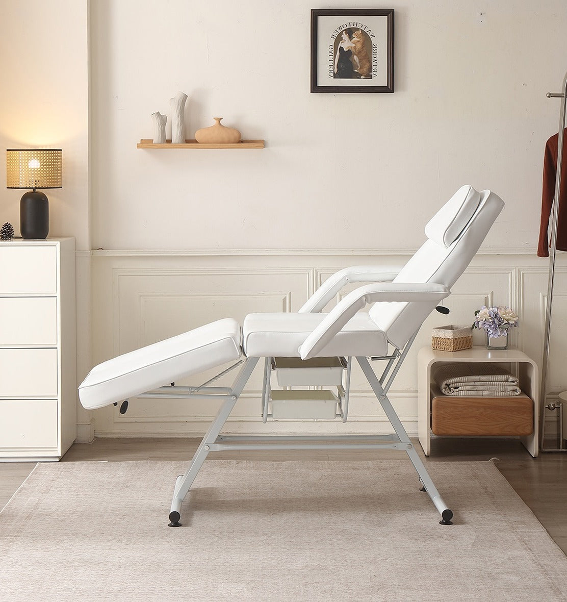 Pat cosmetic profesional alb amplasat intr-un salon modern SPA si cosmetica