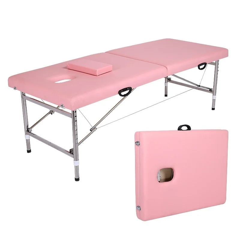 Un pat de masaj si cosmetica de culoare roz deschis, desfacut pe picioare metalice din aluminiu, avand in coltul din dreapta jos o reprezentare a aceluiasi pat pliat sub forma de valiza compacta roz.