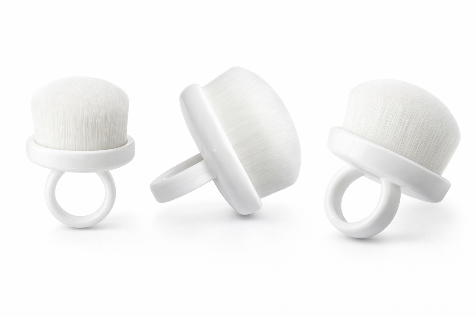 Trei perii de praf pentru unghii model Ring Brush de culoare alba, prezentate din unghiuri diferite pe fundal alb pentru a evidentia inelul si perii densi.