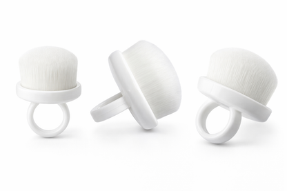 Trei perii de praf pentru unghii model Ring Brush de culoare alba, prezentate din unghiuri diferite pe fundal alb pentru a evidentia inelul si perii densi.