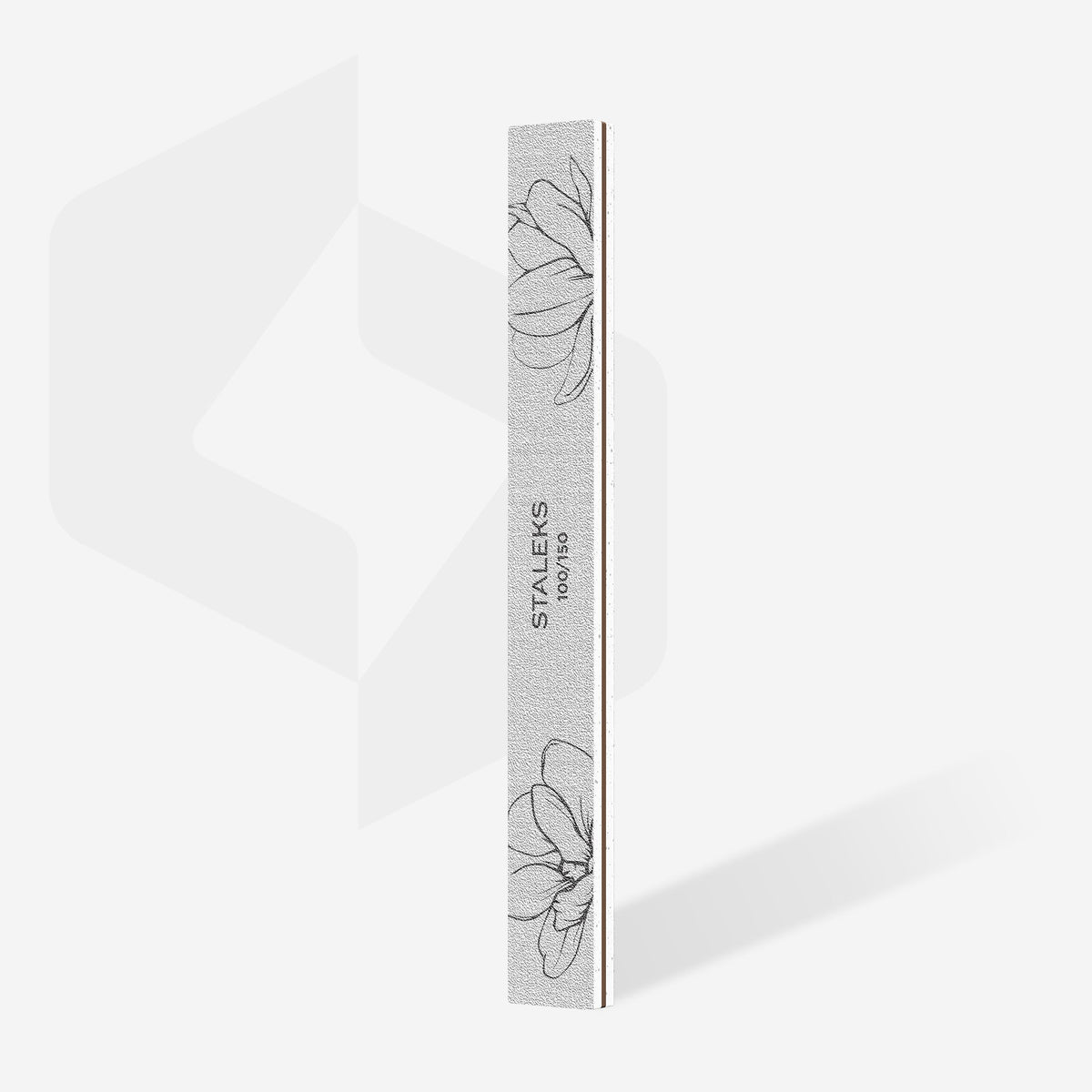 Pilă minerală dreaptă STALEKS EXPERT 20, granulație 100/150 pentru modelarea unghiilor artificiale, cu abraziv alb și desen floral, pe fundal deschis.