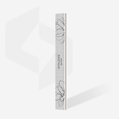 Pilă dreaptă STALEKS EXPERT 20, granulație 80/100 pentru prelucrarea unghiilor artificiale, cu suprafață albă și desen floral, pe fundal deschis.STALEKS EXPERT 20 Granulatie 80/100, NFE-20-80/100-25