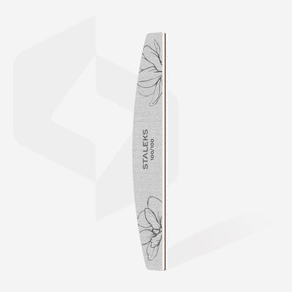 Pilă minerală albă STALEKS EXPERT 40, granulație 100/100 pentru unghii artificiale, cu formă semilună și desen floral, prezentată integral pe fundal deschis.