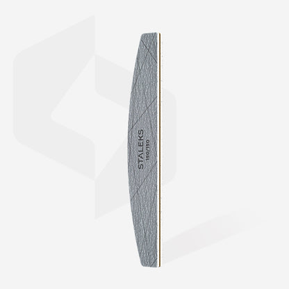Pilă minerală gri STALEKS SMART 40, în formă de semilună, cu granulație 150 pe ambele fețe, prezentată integral pe fundal deschis.